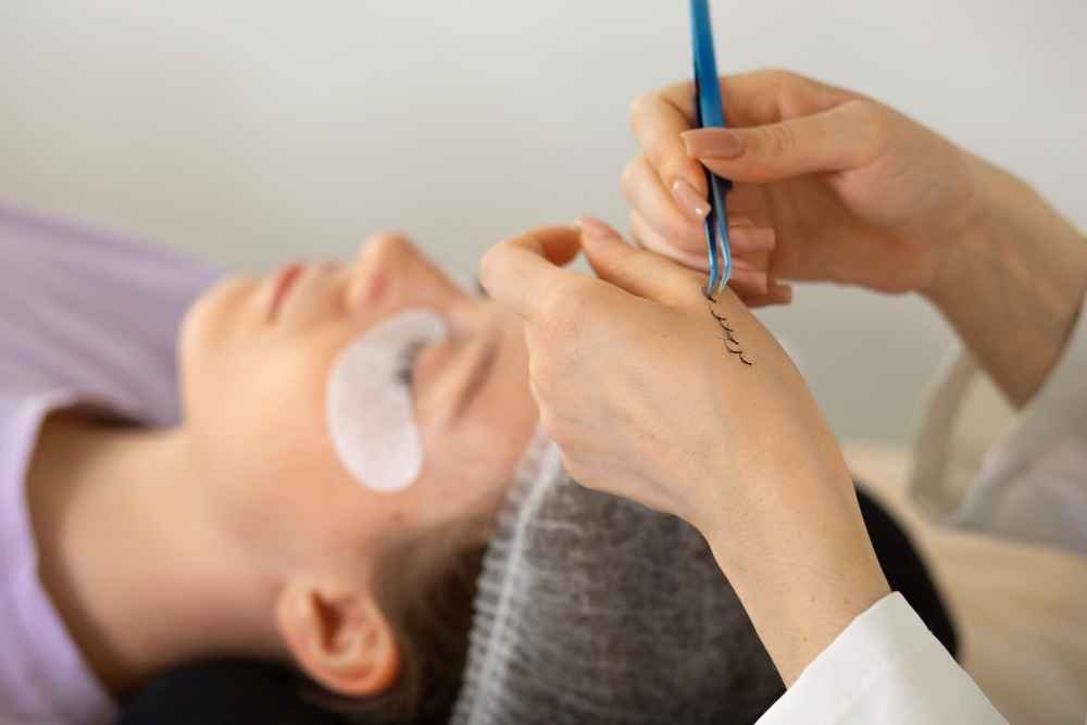 How to Remove Lash Extensions at Home: A Complete Guide